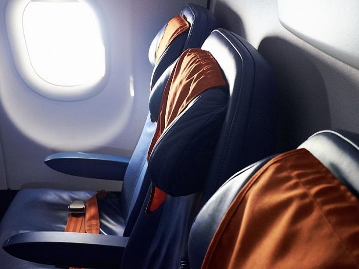 Bat ngo voi nhung do dung nhieu vi khuan nhat tren may bay hinh anh 1