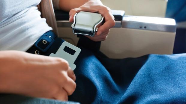 Bat ngo voi nhung do dung nhieu vi khuan nhat tren may bay hinh anh 8