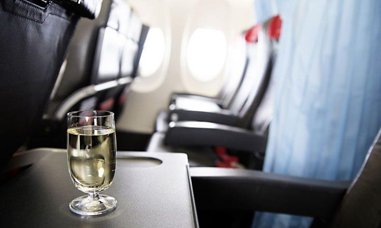 Bat ngo voi nhung do dung nhieu vi khuan nhat tren may bay hinh anh 10