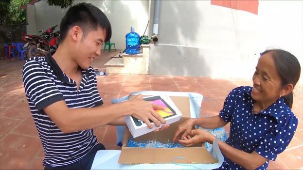 Bà Tân Vlog bất ngờ nhận được món quà siêu to khổng lồ từ con trai và cái kết! - Ảnh 2.