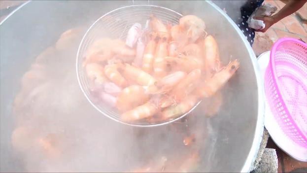 Bà Tân Vlog bất ngờ nhận được món quà siêu to khổng lồ từ con trai và cái kết! - Ảnh 5.