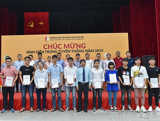 81 sinh viên đầu tiên khóa K64 Đại học Bách khoa Hà Nội nhận học bổng 30 triệu đồng/suất