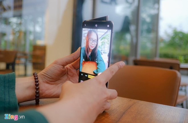 Loat smartphone co man hinh hoan toan tran vien tai Viet Nam hinh anh 3