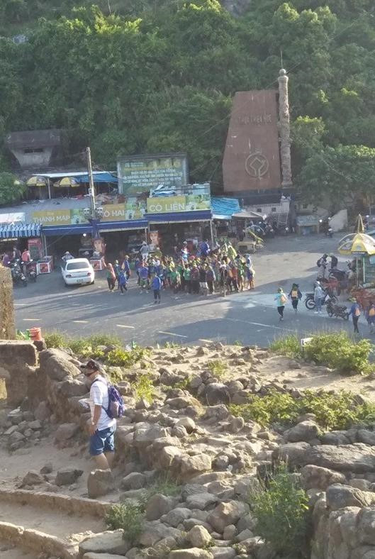 Nhom phuot treo len di tich lich su 'song ao' bat chap bien cam hinh anh 3