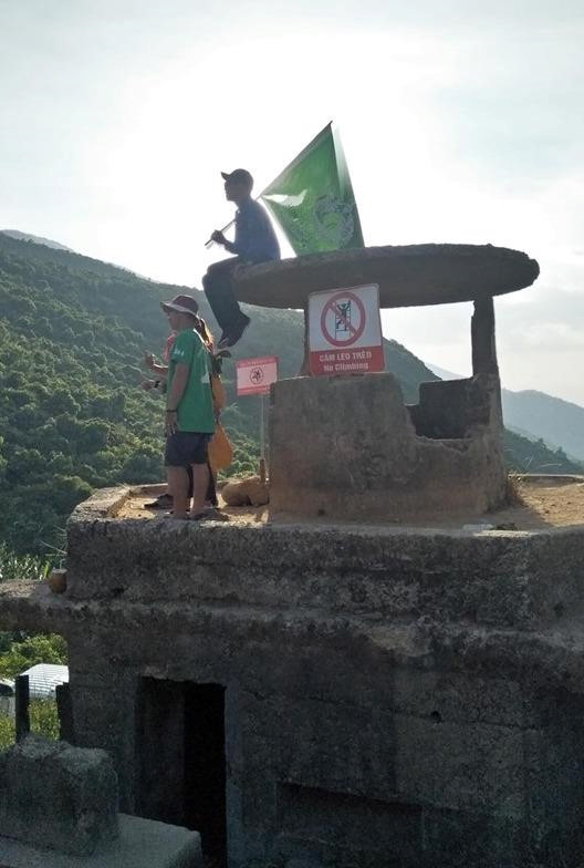 Nhom phuot treo len di tich lich su 'song ao' bat chap bien cam hinh anh 1