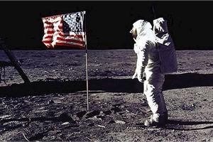Cuộn băng gốc ghi hình chuyến bay lên Mặt Trăng của tàu Apollo 11 được bán đấu giá hơn 23 tỷ đồng
