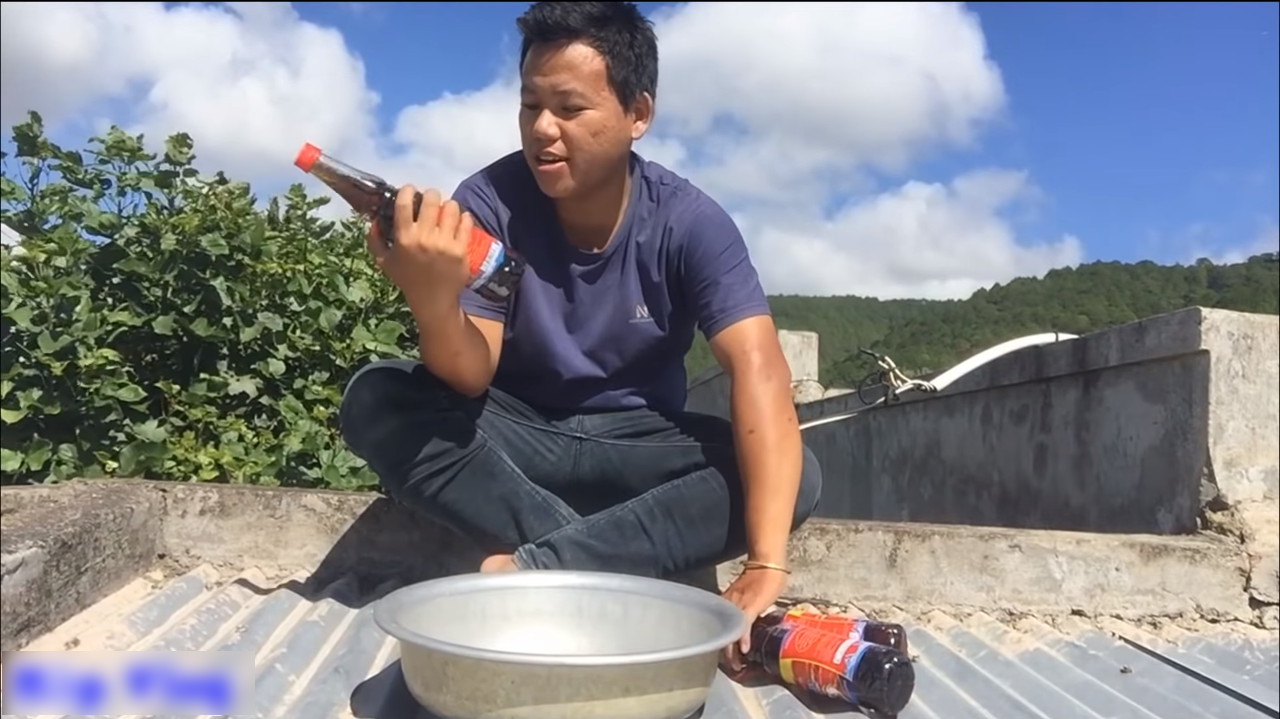 Đổ thau trứng sống và chậu nước mắm vào đầu mẹ, bao giờ YouTube Việt mới sạch bóng video phản cảm?