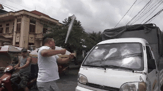 Kenh YouTube nup bong 'hanh hiep truong nghia' noi gi khi bi 'nem da' hinh anh 2