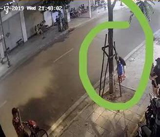 Co gai bi dan mang 'nem da' vi dung nuoc uong tu thien de rua chan hinh anh 2