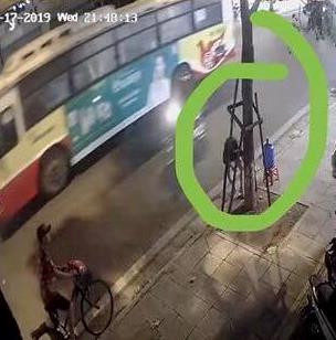 Co gai bi dan mang 'nem da' vi dung nuoc uong tu thien de rua chan hinh anh 1