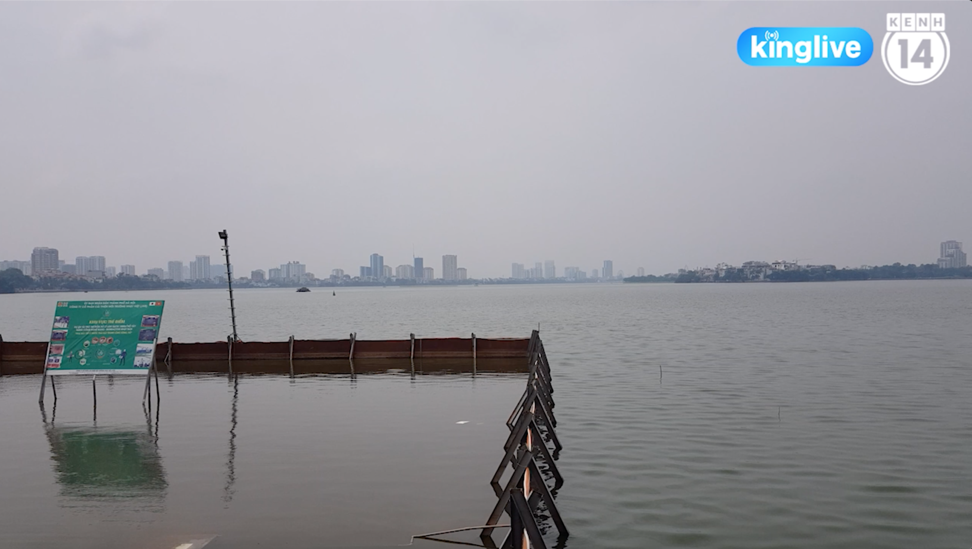 Clip: Nước hồ Tây trong xanh, nhìn thấy đáy sau 1 tháng áp dụng công nghệ Nhật Bản - Ảnh 3.