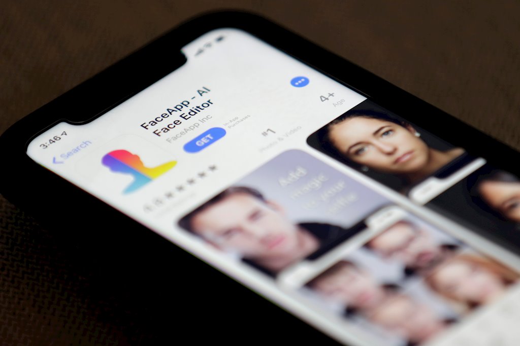 FaceApp âm thầm lưu dữ liệu của bạn, nhưng Facebook, Twitter cũng chẳng tốt đẹp hơn