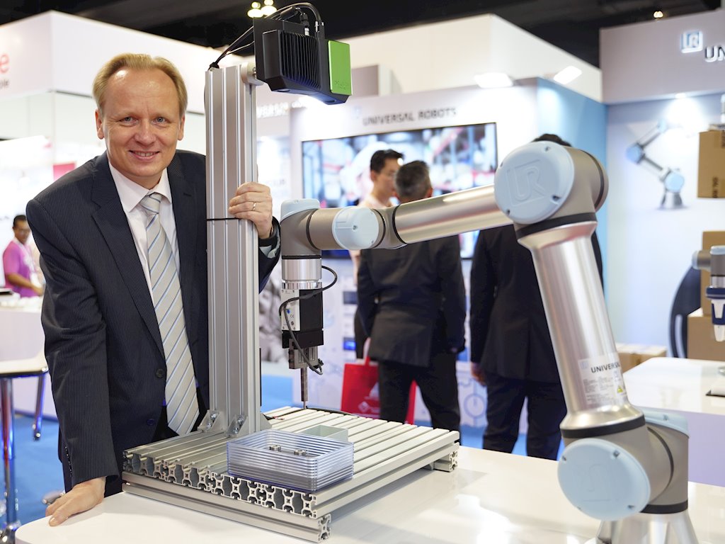 Universal Robots: Việt Nam là thị trường robot lớn thứ 7 thế giới| Tăng 30% năng suất nhờ ứng dụng robot hợp tác |Công nghiệp điện đã giúp doanh số robot tại Việt Nam tăng gấp hơn 5 lần |