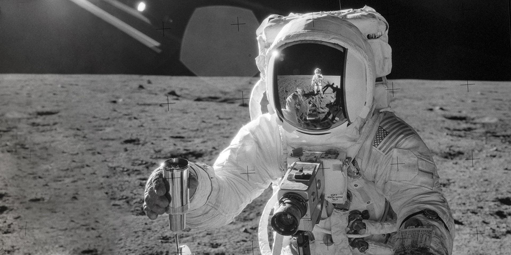 Đã 50 năm trôi qua kể từ lần đầu tiên con người bước chân lên Mặt Trăng. Xem lại những bức ảnh phi hành gia chụp được vào thời điểm đó để hiểu rõ hơn về sự đột phá của loài người. Những bức ảnh này đại diện cho một cột mốc quan trọng trong lịch sử của chúng ta và chúng được lưu giữ cho đến tận bây giờ để chúng ta có thể lại nhìn lại, suy ngẫm và cảm nhận.
