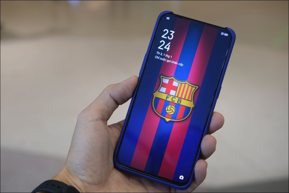 Oppo Reno Zoom 10x Barcelona edition: Điện thoại Oppo Reno Zoom 10x phiên bản Barcelona sẽ khiến bạn sở hữu một thiết bị cao cấp và đẳng cấp nhất. Với trải nghiệm chụp ảnh tuyệt vời, khả năng zoom 10x và thiết kế sang trọng, bạn sẽ cảm thấy như màu đỏ và xanh của Barcelona đang hiện diện trên chiếc điện thoại của mình.