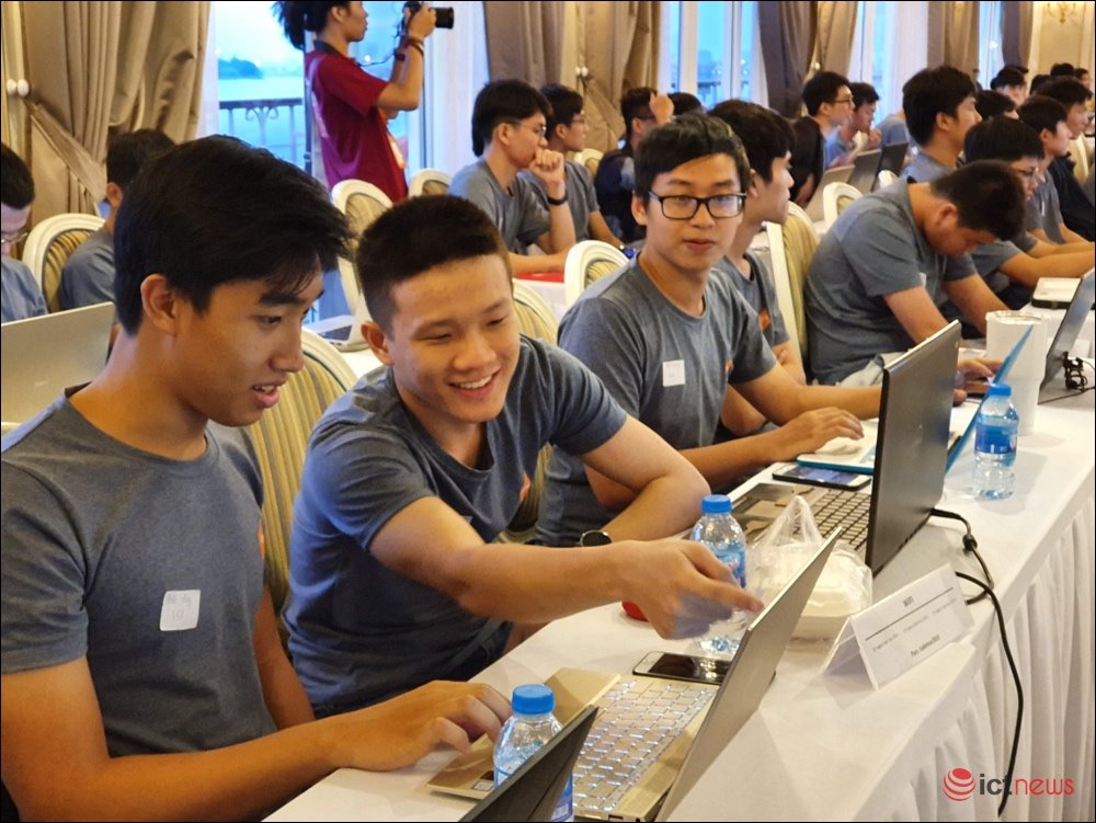 Công ty công nghệ Việt Nam hút nhân tài bằng thử thách leo núi, nhảy flashmob rồi đi du thuyền