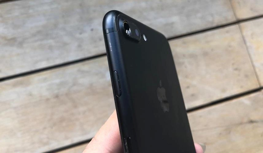 Cua hang 'dim gia' iPhone xach tay, khach buc xuc vi bi moi tien hinh anh 1