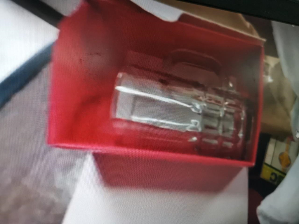 Mua dien thoai tren Lazada, nhan duoc ly nuoc, hang gia hinh anh 3