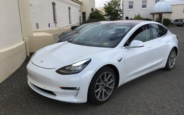 [Góc vô duyên] Cặp đôi đậu xe Tesla trên bãi cỏ nhà người lạ, sạc điện ké suốt 12 giờ liên tục