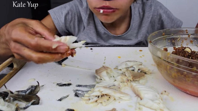 Nghi an nu mukbanger bi bao hanh, cau cuu tren video cua chinh minh hinh anh 2