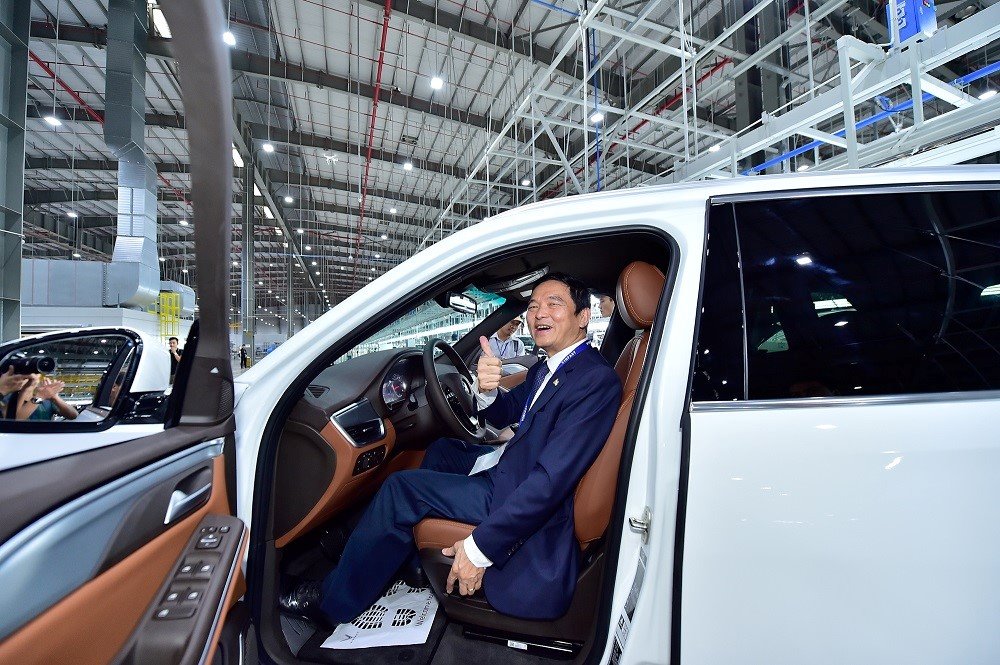 CEO Tập đoàn Xây dựng Hoà Bình-khách hàng đầu tiên mua xe VinFast Lux: 