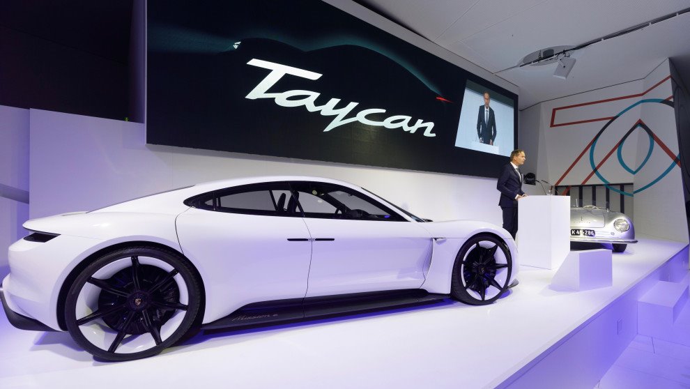 Porsche Taycan đã vượt hơn 30.000 đơn đặt hàng trước khi chính thức trình làng vào cuối năm nay