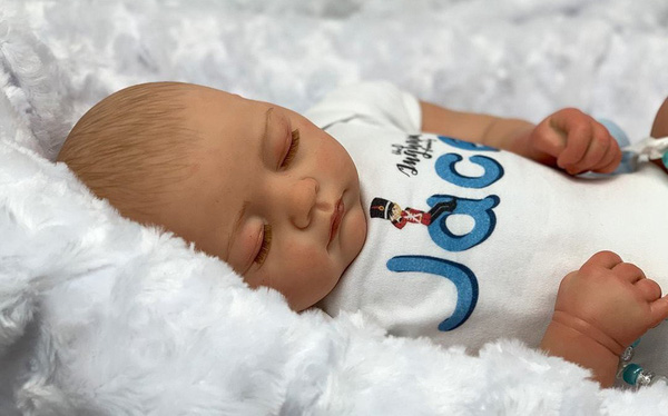 Youtuber triệu sub lấy con trai sơ sinh ra làm mẫu búp bê, bán hơn 7 triệu đồng mỗi con