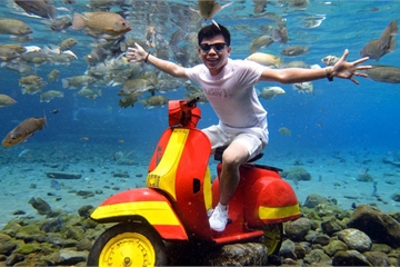 Dân du lịch Indonesia đổ xô đến 'sống ảo' dưới nước tại ngôi làng có một không hai này