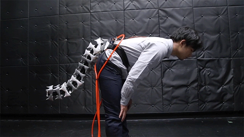 Các nhà khoa học Nhật chế tạo một chiếc đuôi máy, vì nghĩ rằng con người không có đuôi là một thiếu sót lớn - Ảnh 1.