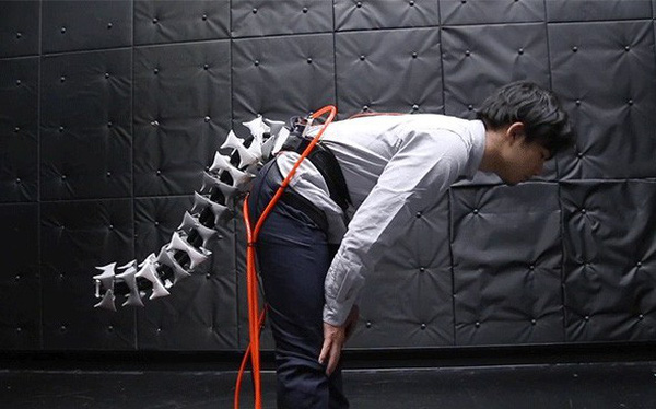 Các nhà khoa học Nhật chế tạo một chiếc đuôi máy, vì nghĩ rằng con người không có đuôi là một thiếu sót lớn