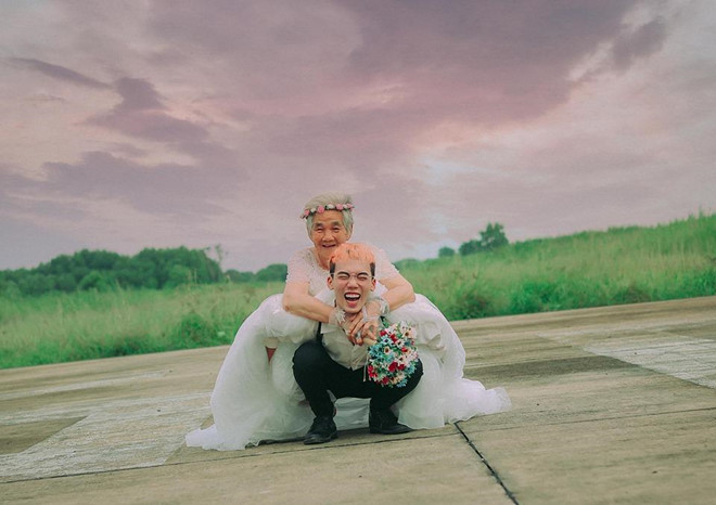 Bo anh ‘Noi toi mac vay cuoi’ gay thich thu voi ‘co dau’ 88 tuoi hinh anh 6