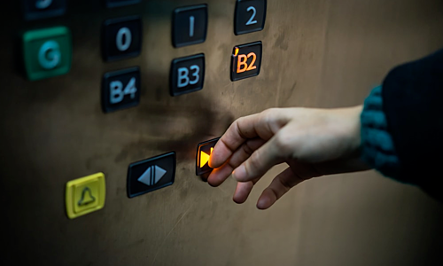 Nút đóng thang máy chỉ để làm... cảnh, cú lừa cả triệu người