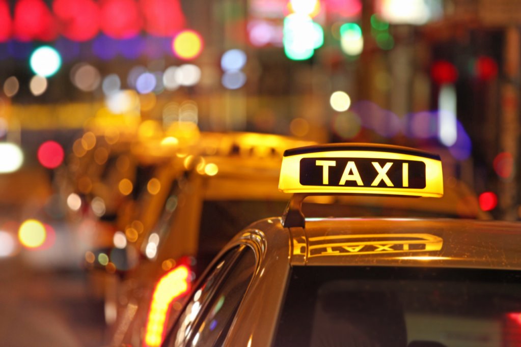 Bỏ quy định gắn mào cho xe hợp đồng điện tử: Taxi truyền thống 