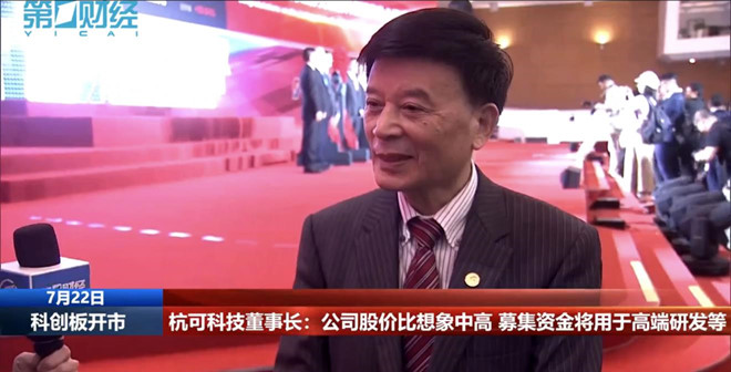 Nguoi nay kiem ty USD nho kiem tra vien pin tren smartphone cua ban hinh anh 2