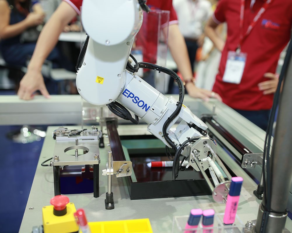 Không chỉ có máy chiếu và máy in, Epson còn đưa robot công nghiệp vào Việt Nam