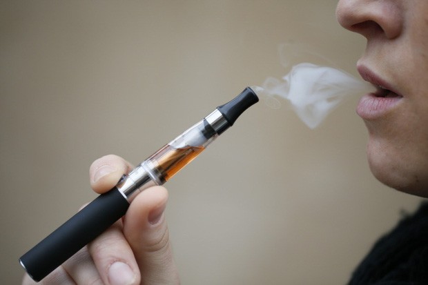 Ngày càng nhiều các ca cấp cứu nghi ngờ do thuốc lá điện tử - Liệu Vape và e-cig có phải gây hại ngang ngửa thuốc lá truyền thống? - Ảnh 2.