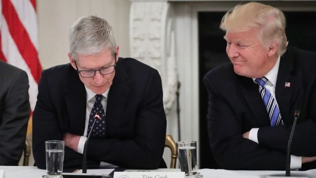 CEO Apple đã làm gì mà được ông Trump khen tận mây xanh?