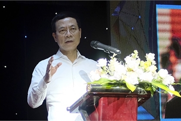 Bộ trưởng Nguyễn Mạnh Hùng: "Thay vì chờ đổi mới giáo dục, hãy đào tạo nhân sự chuyển đổi số tại các doanh nghiệp"