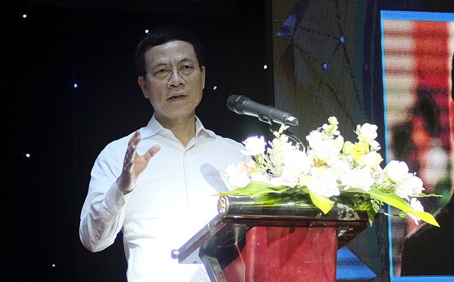 Bộ trưởng Nguyễn Mạnh Hùng: 