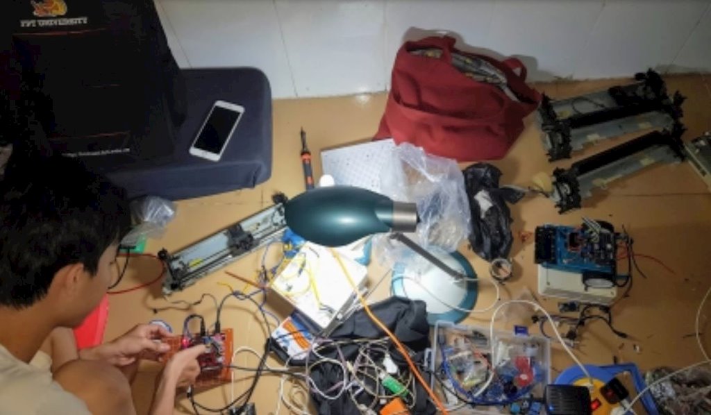 Sinh viên công nghệ FPT ứng dụng AI và IoT sáng chế thùng rác thông minh bảo vệ môi trường