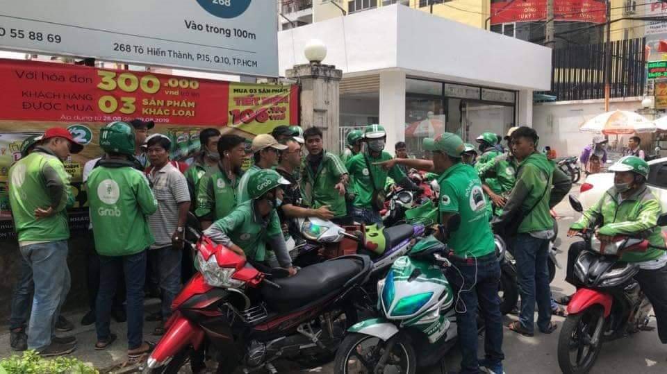 TP.HCM: Tài xế phản đối vì nhầm tưởng Grab tăng phí sử dụng ứng dụng