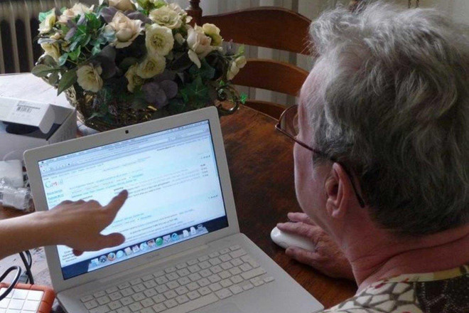 Nguoi gia My 'nghien' cong nghe hon gioi tre, ton 10 tieng moi ngay hinh anh 1