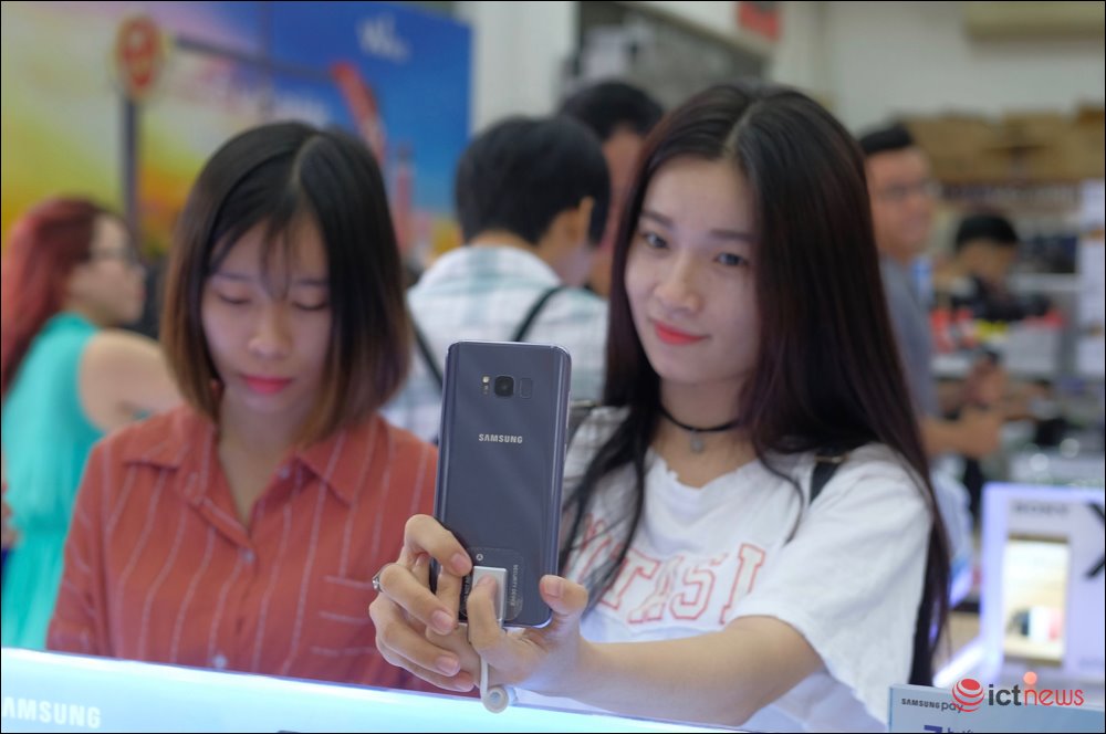 Samsung và Apple so kè từng chút một ở phân khúc smartphone cao cấp Việt Nam