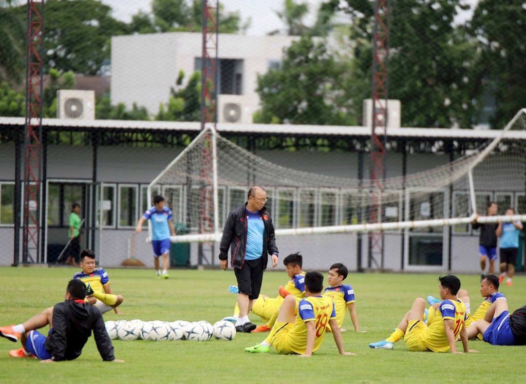 Lịch bóng đá Việt Nam gặp Thái Lan tuần này