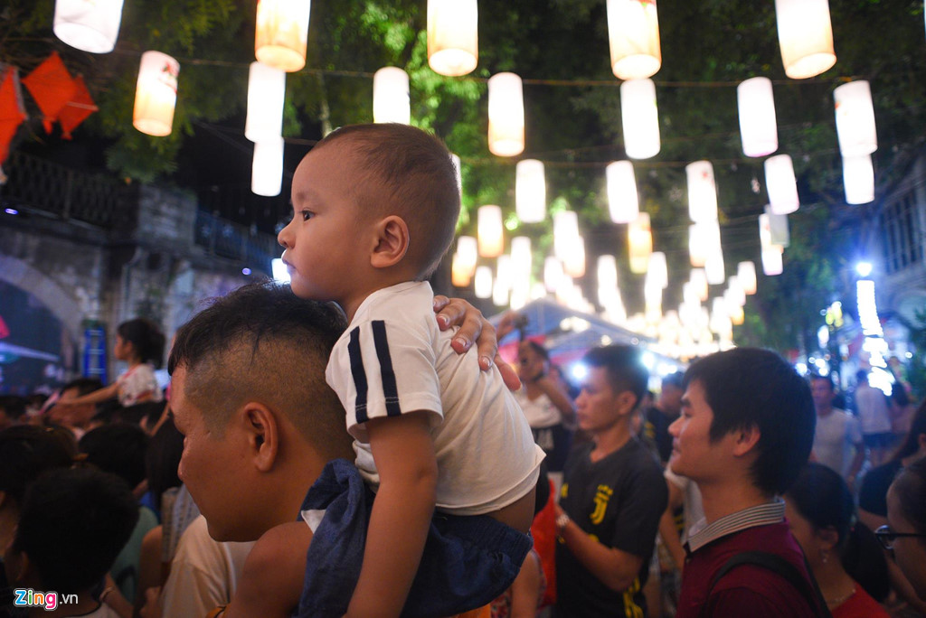 Pho den long 'soan ngoi' Hang Ma thanh noi check-in moi dip Trung thu hinh anh 11