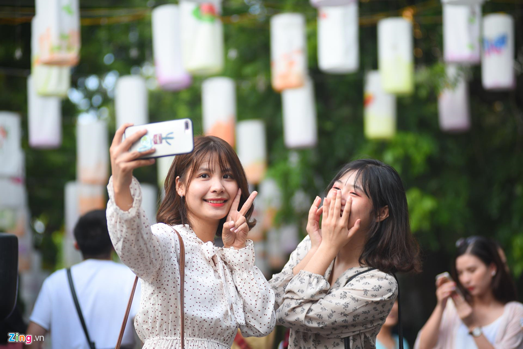 Pho den long 'soan ngoi' Hang Ma thanh noi check-in moi dip Trung thu hinh anh 4