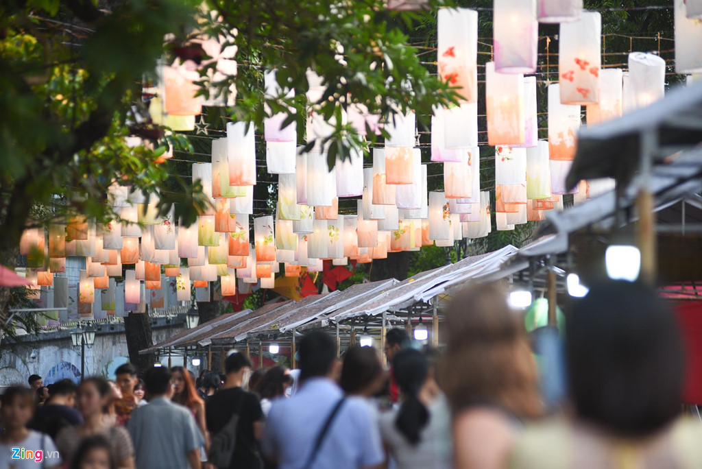Pho den long 'soan ngoi' Hang Ma thanh noi check-in moi dip Trung thu hinh anh 3
