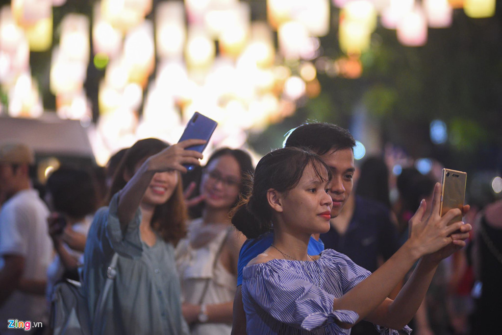 Pho den long 'soan ngoi' Hang Ma thanh noi check-in moi dip Trung thu hinh anh 6