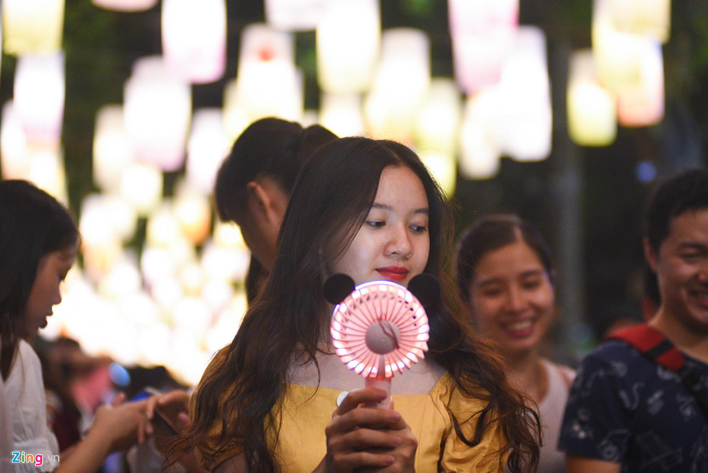 Pho den long 'soan ngoi' Hang Ma thanh noi check-in moi dip Trung thu hinh anh 7