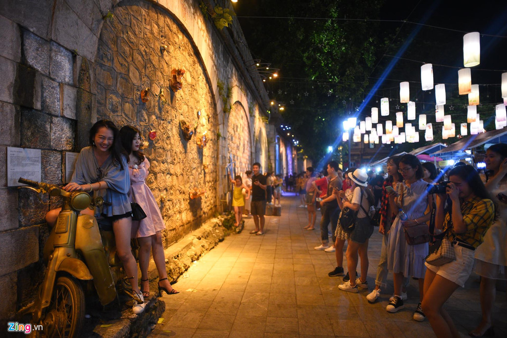 Pho den long 'soan ngoi' Hang Ma thanh noi check-in moi dip Trung thu hinh anh 8